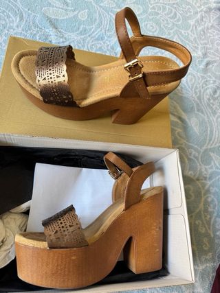 Sandalias de plataforma alta marrón cobrizas