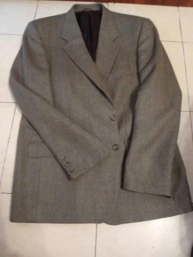 Chaqueta de gris hombre. Está en perfecto estado