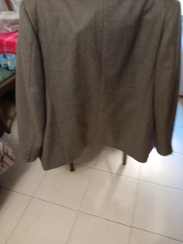 Chaqueta de gris hombre. Está en perfecto estado