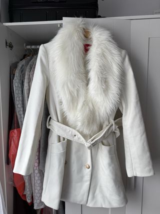 Abrigo Guess Blanco con Cuello Peludo desmontable