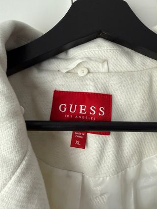 Abrigo Guess Blanco con Cuello Peludo desmontable