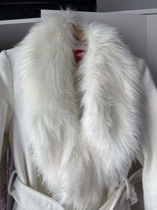 Abrigo Guess Blanco con Cuello Peludo desmontable