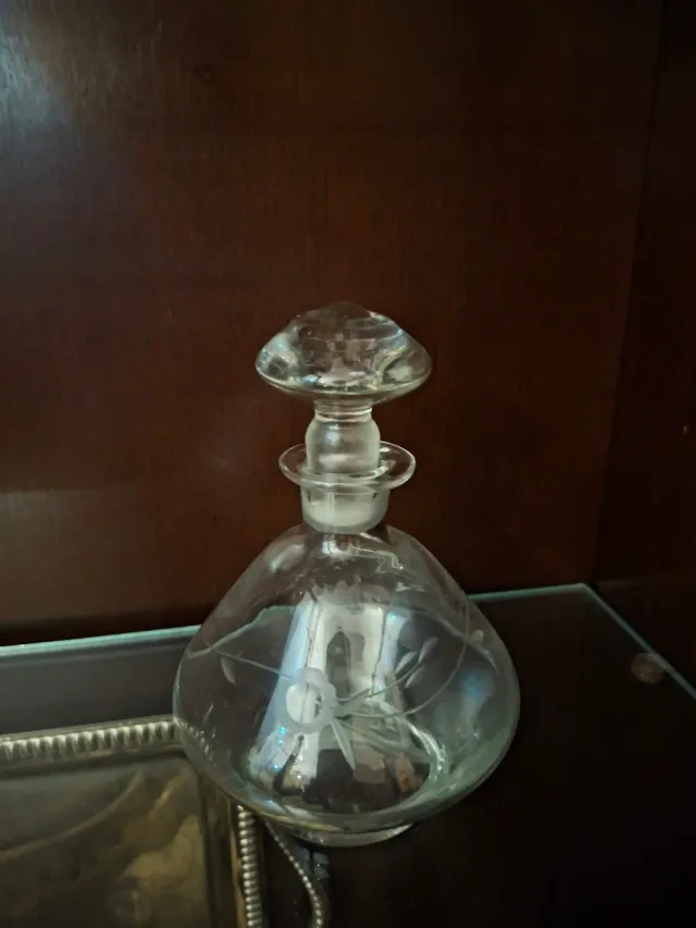 Botella de cristal grabada