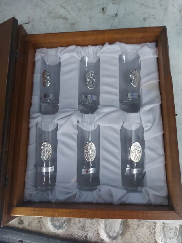 Astuccio in legno per bicchieri in argento per sposi