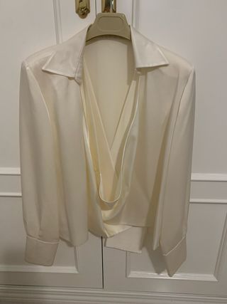 Camisa de seda anudada beige