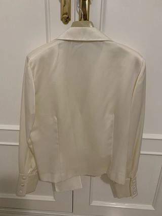 Camisa de seda anudada beige