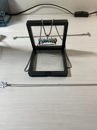 Colgante Thrasher multicolor cadena plateada