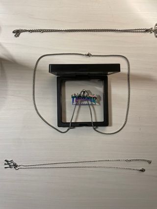 Colgante Thrasher multicolor cadena plateada