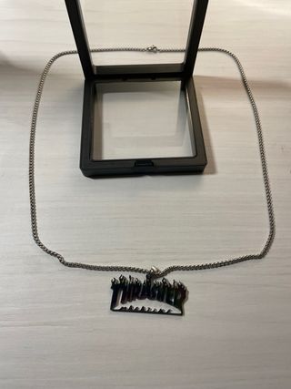 Colgante Thrasher multicolor cadena plateada