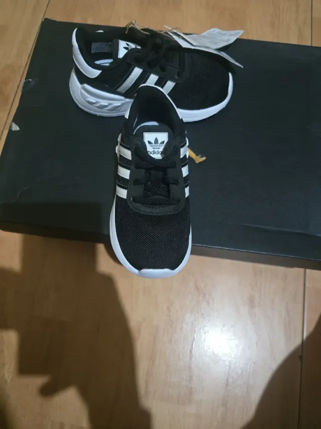 Zapatillas Adidas niño nuevas Talla