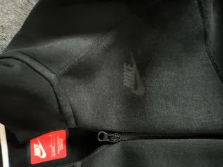 Sudadera Nike Tech Negra usada tres veces