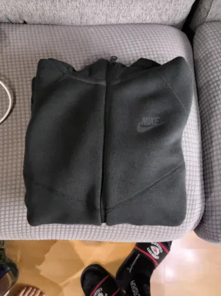 Sudadera Nike Tech Negra usada tres veces