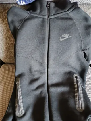 Sudadera Nike Tech Negra usada tres veces