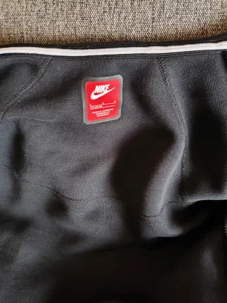 Sudadera Nike Tech Negra usada tres veces