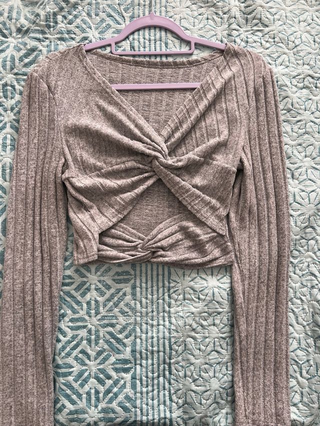 Camiseta crop top gris retorcida