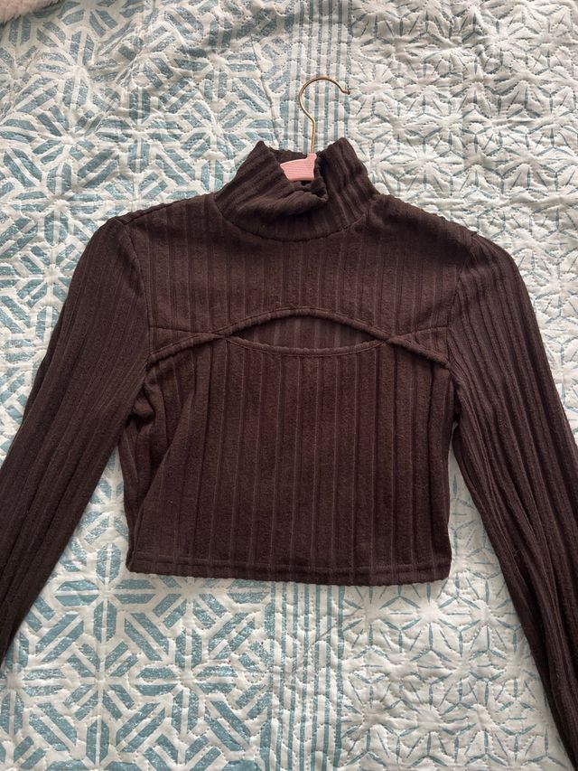 Crop top marrón cuello alto