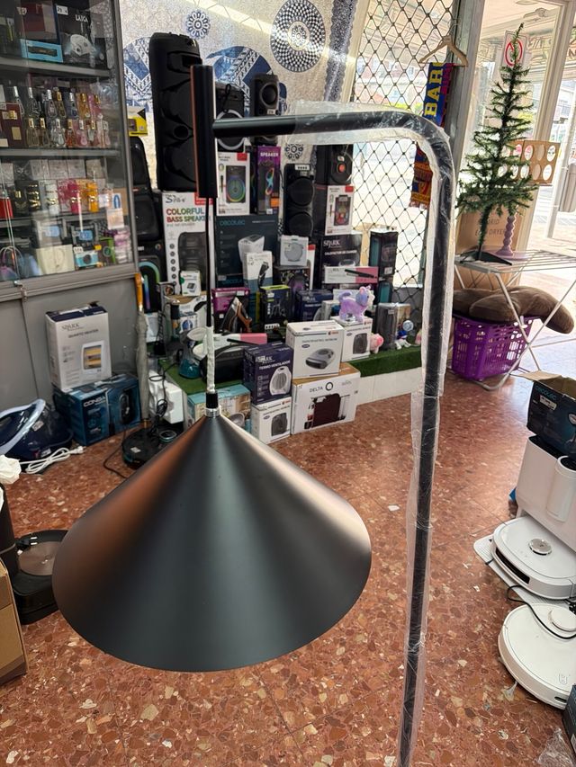 Lámpara de pie negra moderna