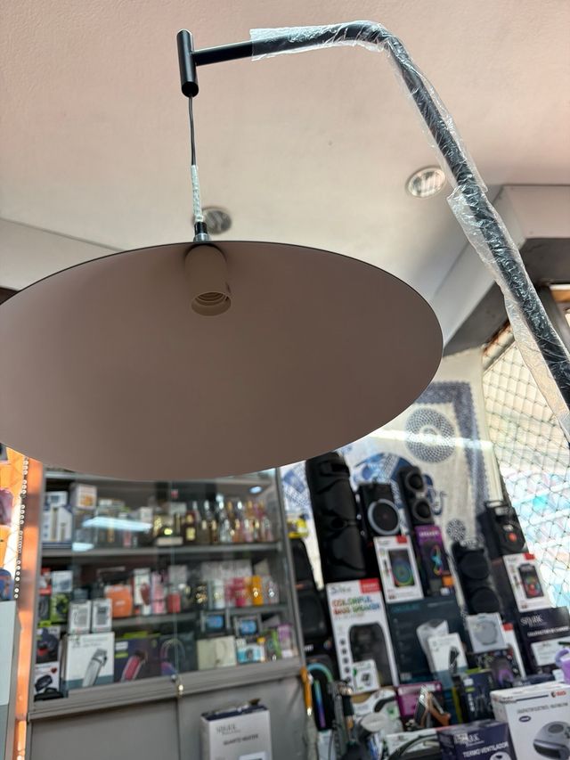 Lámpara de pie negra moderna