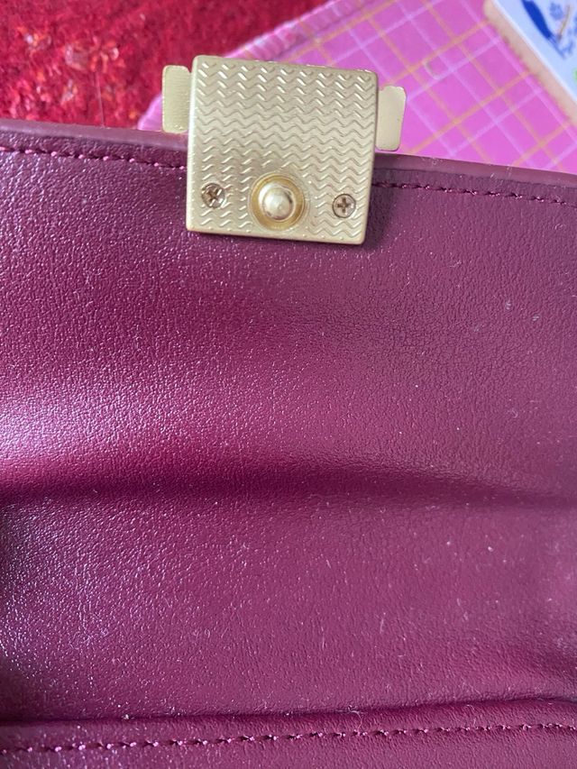 Monedero morado con diseño trenzado