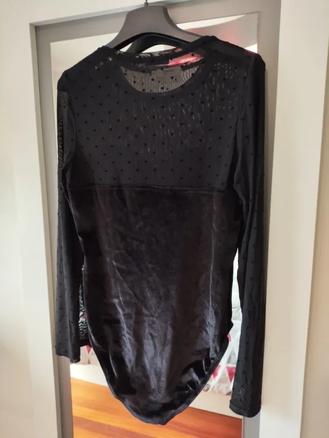 Body terciopelo y plumeti negro