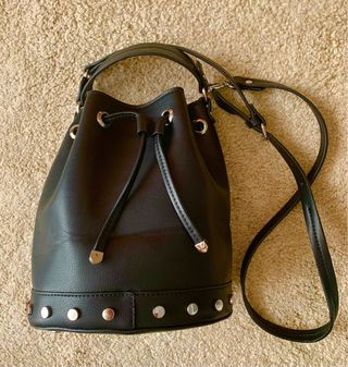 Bolso Zara tipo saco negro con tachuelas