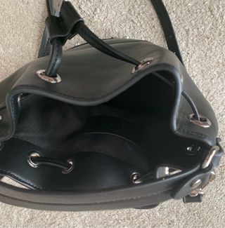 Bolso Zara tipo saco negro con tachuelas