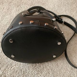 Bolso Zara tipo saco negro con tachuelas