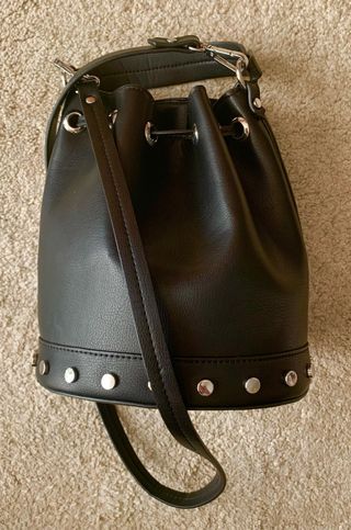 Bolso Zara tipo saco negro con tachuelas