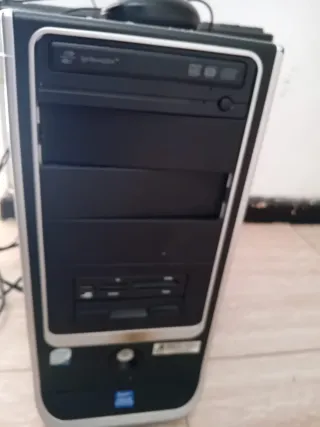 Torre Ordenador Negra y Plateada