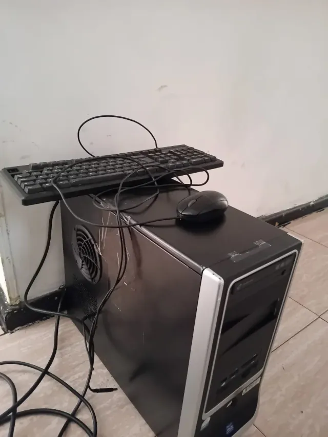 Torre Ordenador Negra y Plateada