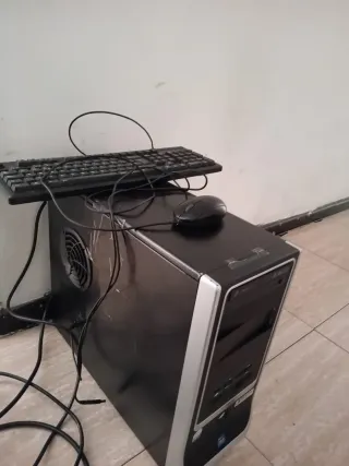 Torre Ordenador Negra y Plateada