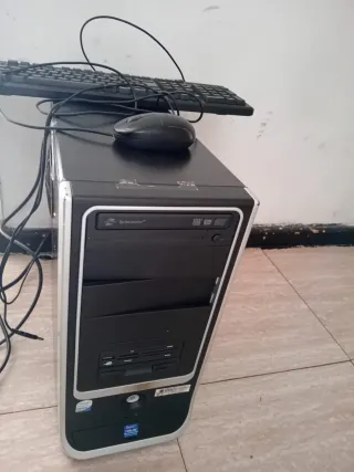 Torre Ordenador Negra y Plateada