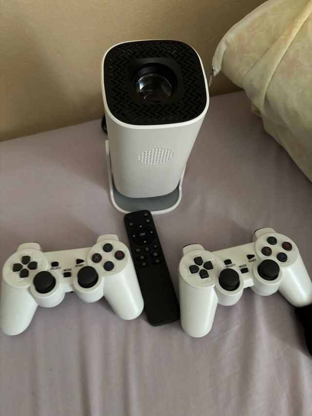 Proyector Portátil + 2 Mandos + Mando.