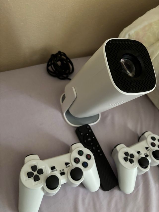 Proyector Portátil + 2 Mandos + Mando.