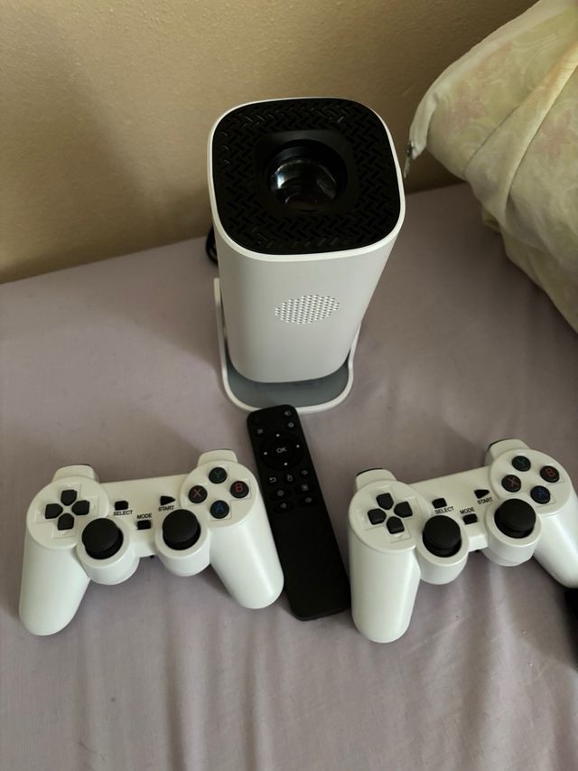 Proyector Portátil + 2 Mandos + Mando.