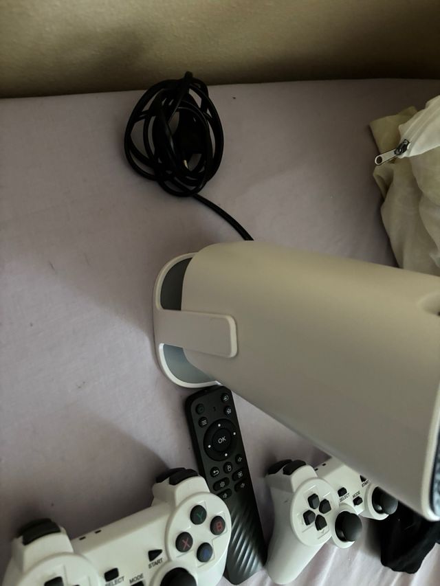 Proyector Portátil + 2 Mandos + Mando.