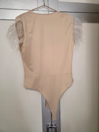 Body de mujer con plumas beige