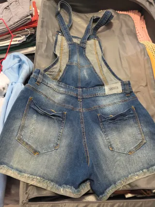 Body de mujer con plumas beige