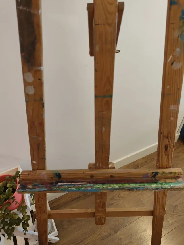 Caballete de madera para pintar.