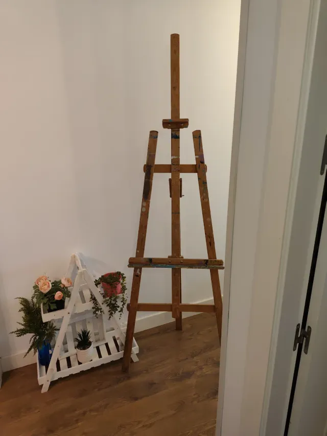 Caballete de madera para pintar.