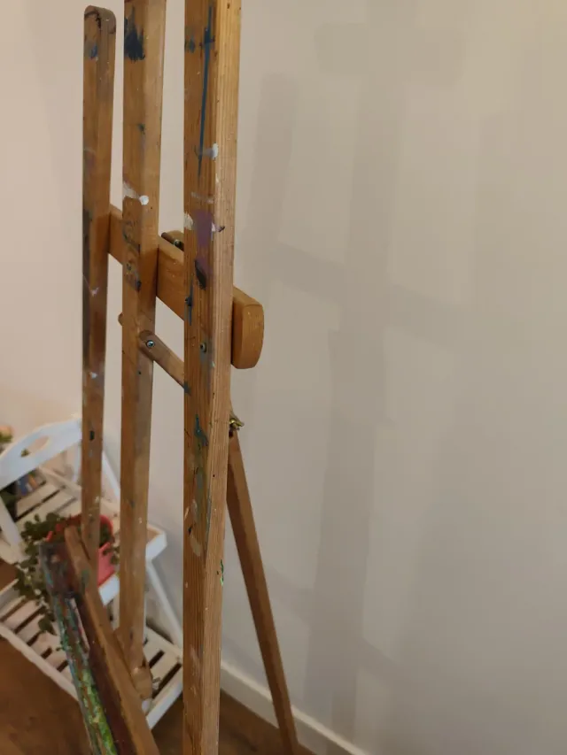 Caballete de madera para pintar.