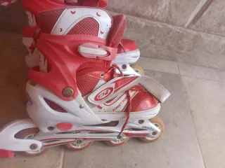 Patines en línea rojos y blancos