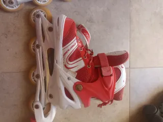 Patines en línea rojos y blancos
