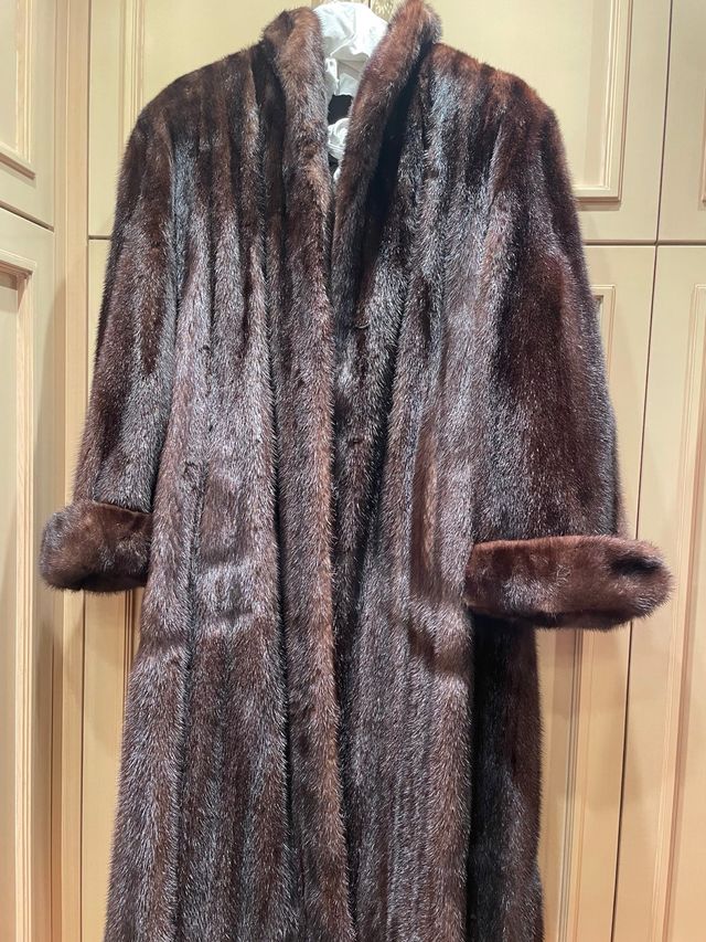 Elegante abrigo de piel marrón