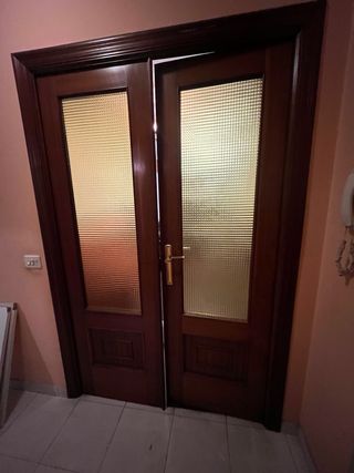 Puerta doble de madera con cristal