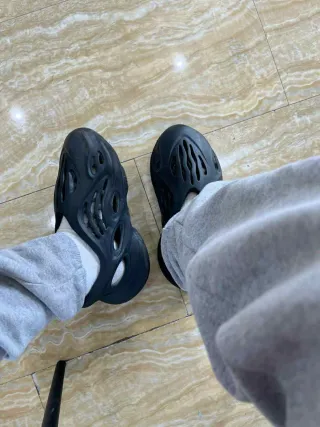 Yeezy Foam Runner Negro