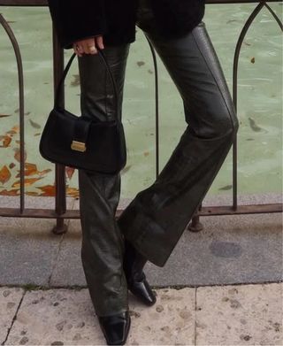 Pantalón flare efecto piel Mango