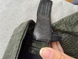 Pantalón flare efecto piel Mango