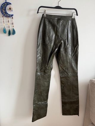 Pantalón flare efecto piel Mango