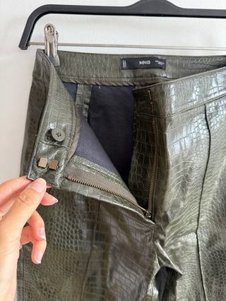 Pantalón flare efecto piel Mango